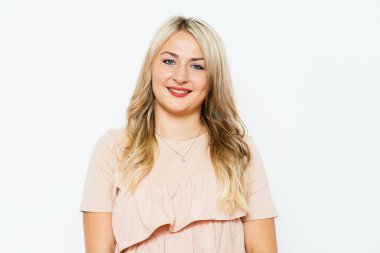 Stüdyo arka planında gülümseyen kadın