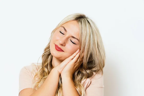 Dorme Feminino Contra Fundo Estúdio — Fotografia de Stock