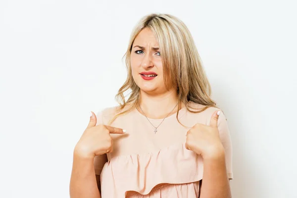 Woman Asks Who Showing Themselves Fingers — Stock Photo, Image