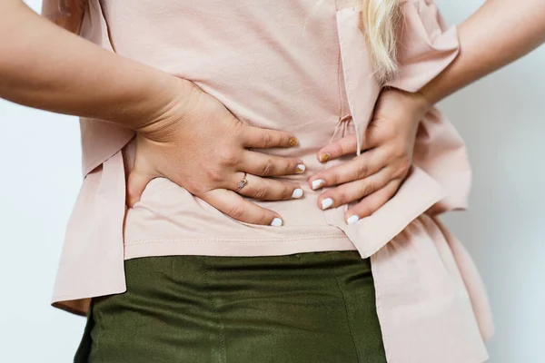 Mujer Con Dolor Espalda Contra Fondo Estudio —  Fotos de Stock