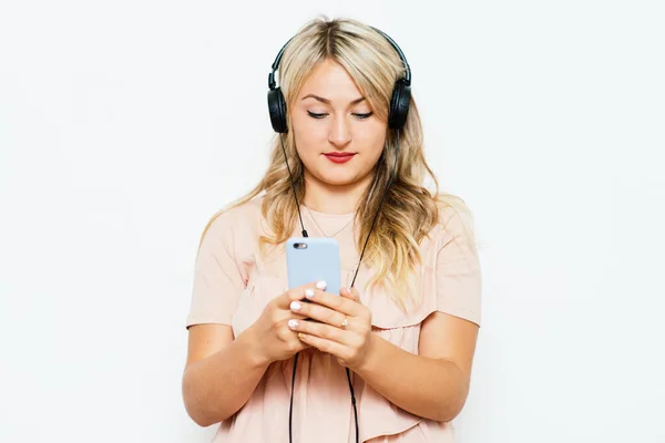 Mujer Con Auriculares Contra Fondo Estudio —  Fotos de Stock