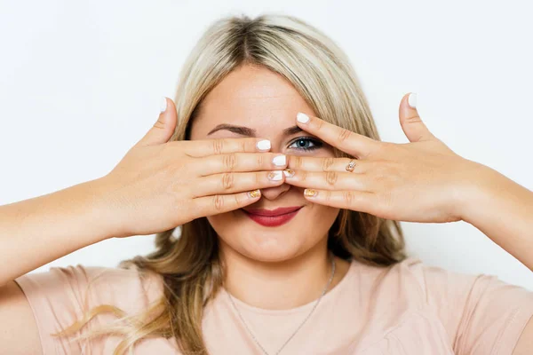 Kadın Elleriyle Dikizleriyle Yüzünü Kapatıyor — Stok fotoğraf