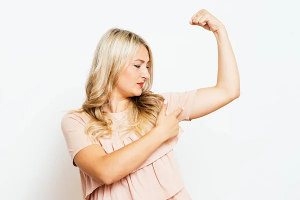 Mujer Mostrando Sus Músculos — Foto de Stock