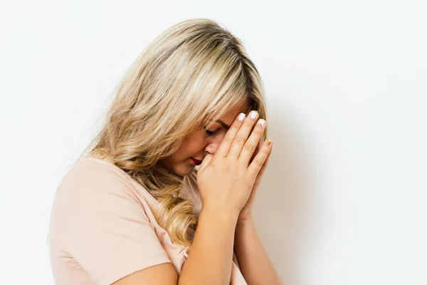 Gebed Vrouw Tegen Studioachtergrond — Stockfoto