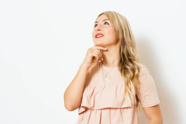 Kadın stüdyo geçmişine karşı düşünüyor.