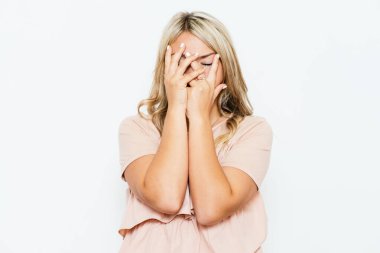  Kadın elini yüzünü kapatıyor.