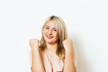 Sevinçli. Çok mutlu bir kadın.