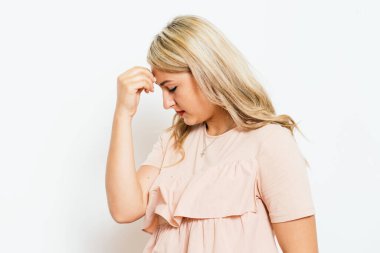 Kadın stüdyo geçmişine karşı düşünüyor.