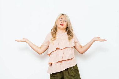 Kız ellerini havaya kaldırıyor.