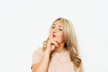 Kadın parmağını dudaklarına koydu.