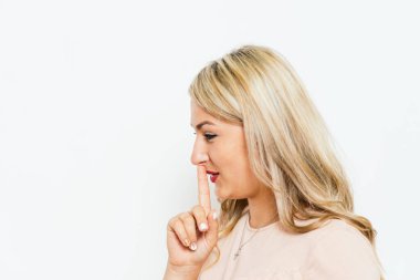 Kadın stüdyo geçmişine karşı düşünüyor.