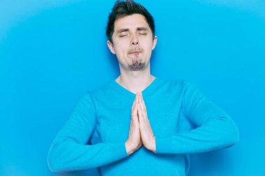 Stüdyoda poz veren adam