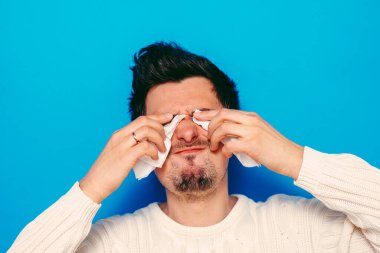 Stüdyoda poz veren adam