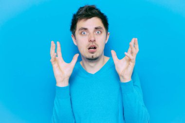 Adam korkudan korkuyor.