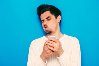 Akıllı telefonu olan bir adam.