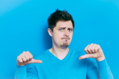 Adam baş parmak hareketi gösteriyor.