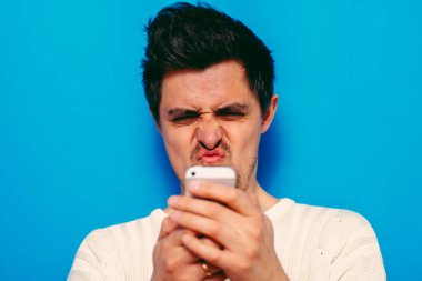 Akıllı telefonu olan bir adam.