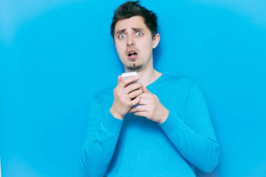 Akıllı telefonu olan bir adam.