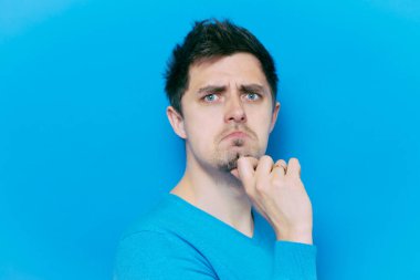 Stüdyoda poz veren adam