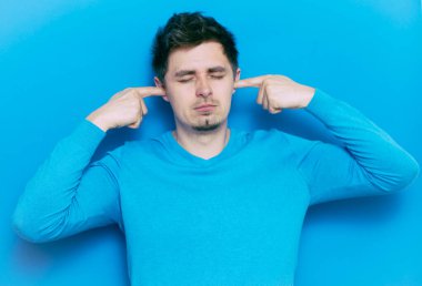 Stüdyoda poz veren adam