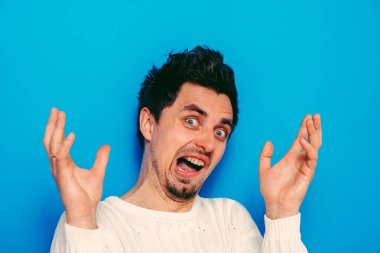 Adam korkudan korkuyor.