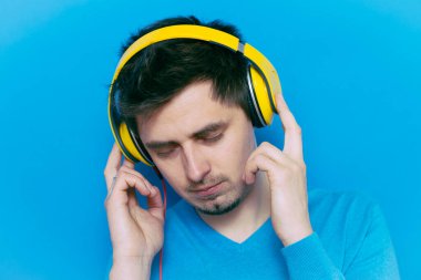 Stüdyoda poz veren adam