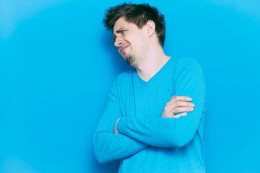 Kollarını kavuşturmuş bir adamın portresi.