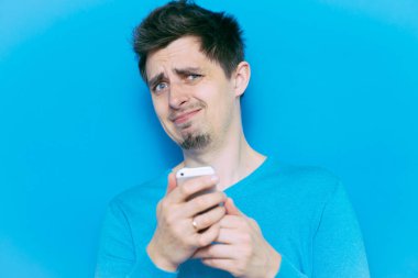 Akıllı telefonu olan bir adam.