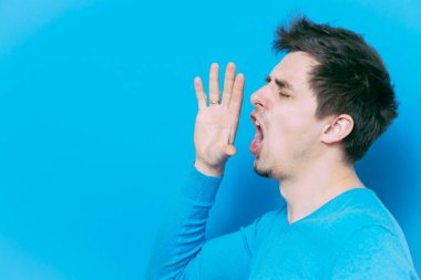 Stüdyoda poz veren adam