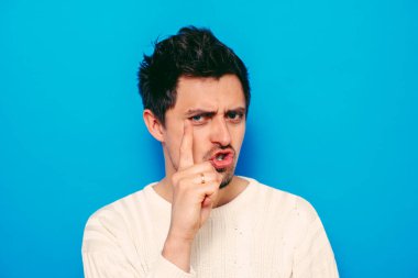 İşaret parmağıyla işaret ediyor.