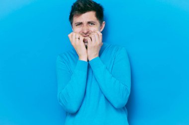 Adam tırnaklarını yiyor.