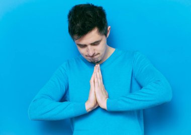 Stüdyoda poz veren adam