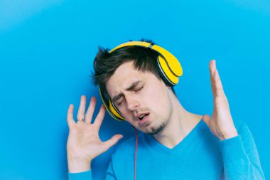 Stüdyoda poz veren adam