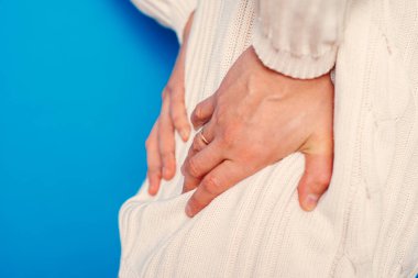 Stüdyoda poz veren adam