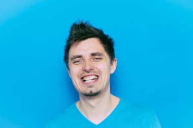 Stüdyoda poz veren adam