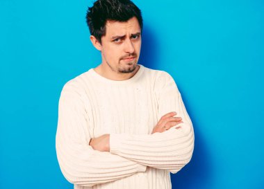 Kollarını kavuşturmuş bir adamın portresi.