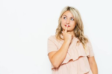 Kadın stüdyo geçmişine karşı düşünüyor.