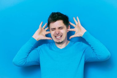 Stüdyoda poz veren adam