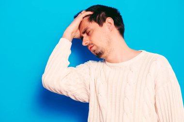 Stüdyoda poz veren adam