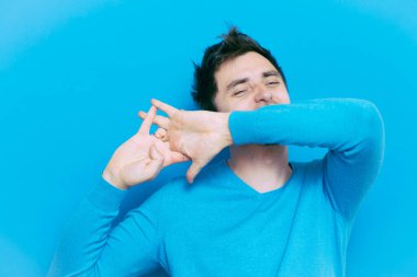 Tatmin ve uzayan eller adamım.