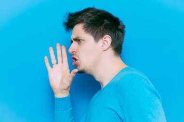 Stüdyoda poz veren adam