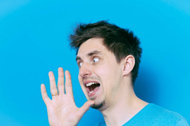 Stüdyoda poz veren adam