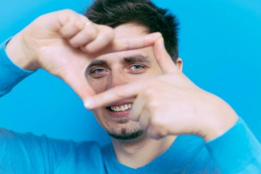 Stüdyoda poz veren adam