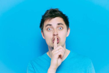 Adam parmağını onun dudaklarına koydu.