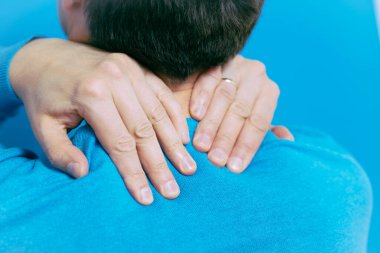 Boyun ağrısı. Arkadaki adam