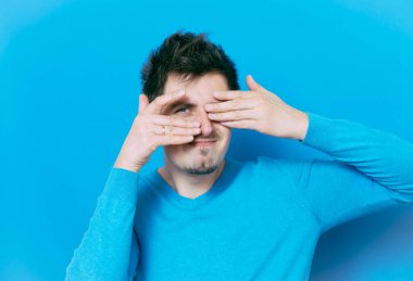 Parmaklarından İzle.