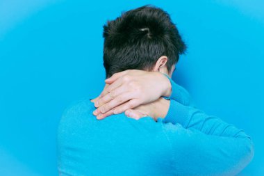 Boyun ağrısı. Arkadaki adam