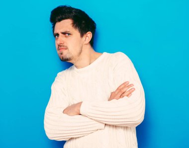 Kollarını kavuşturmuş bir adamın portresi.