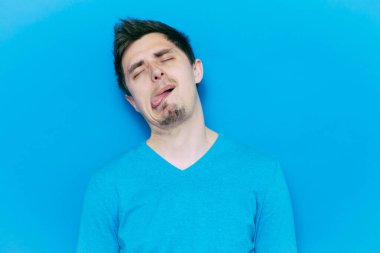 Adam ofis işinde çok yorgundu.