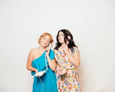 İki kadın telefonda konuşuyor.